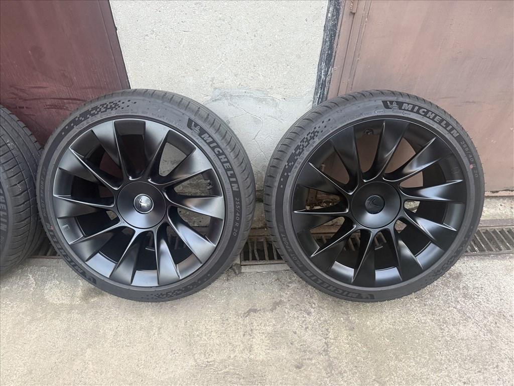 Tesla Model Y Induction nyári garnitúra Michelin Pilot Sport EV TO 255/40 R20 20X9.5J 1188223-00-C 3. kép