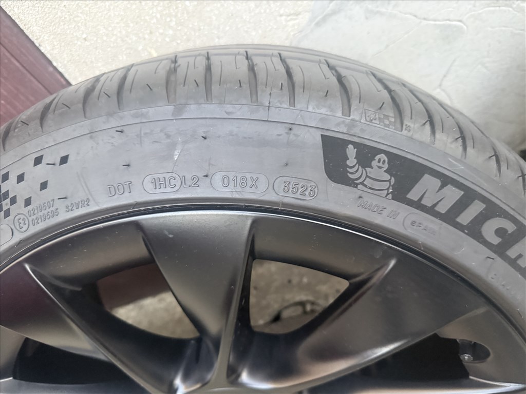 Tesla Model Y Induction nyári garnitúra Michelin Pilot Sport EV TO 255/40 R20 20X9.5J 1188223-00-C 4. kép