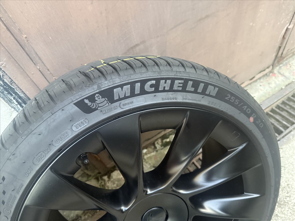 Tesla Model Y Induction nyári garnitúra Michelin Pilot Sport EV TO 255/40 R20 20X9.5J 1188223-00-C 5. kép