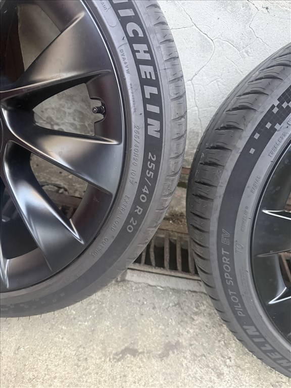 Tesla Model Y Induction nyári garnitúra Michelin Pilot Sport EV TO 255/40 R20 20X9.5J 1188223-00-C 6. kép
