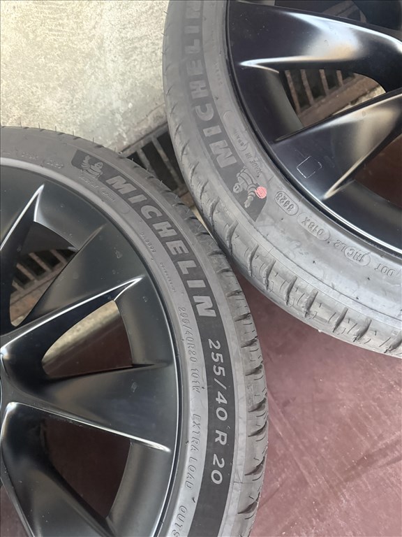 Tesla Model Y Induction nyári garnitúra Michelin Pilot Sport EV TO 255/40 R20 20X9.5J 1188223-00-C 7. kép