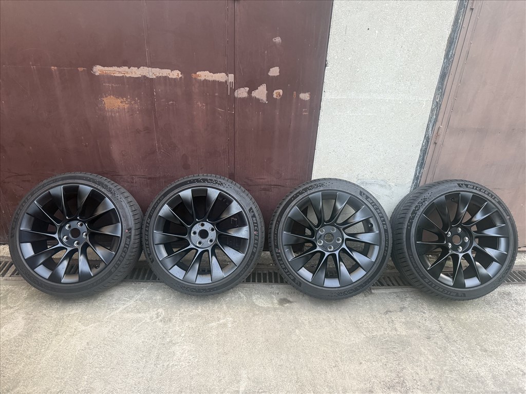 Tesla Model Y Induction nyári garnitúra Michelin Pilot Sport EV TO 255/40 R20 20X9.5J 1188223-00-C 11. kép