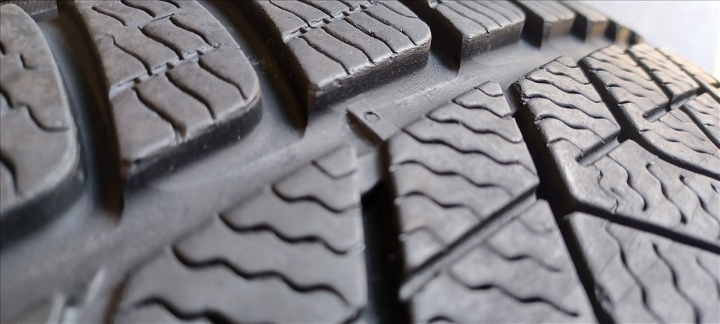 Defekttűrő Pirelli Sottozero3 Winter 245/45 R19 téli gumik 2db 2. kép