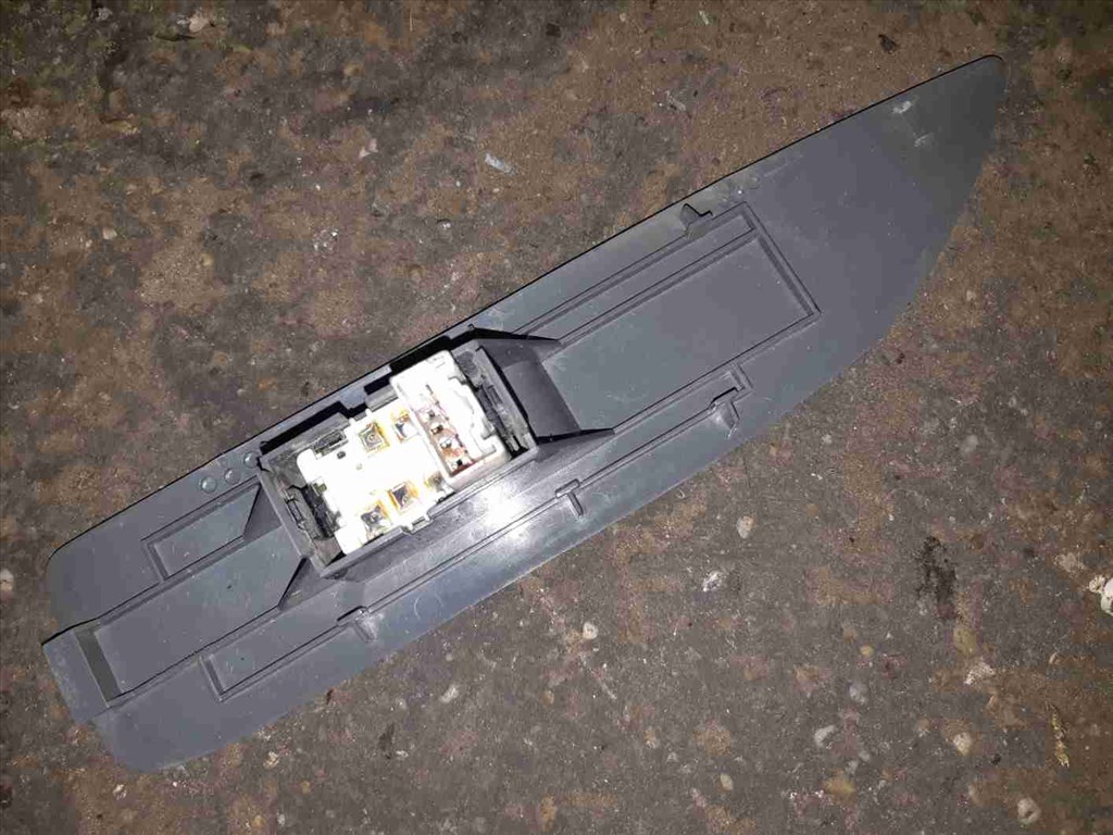 Suzuki Swift II 92-03 Jobb Elsõ Ablakemelõ Kapcsoló 2. kép