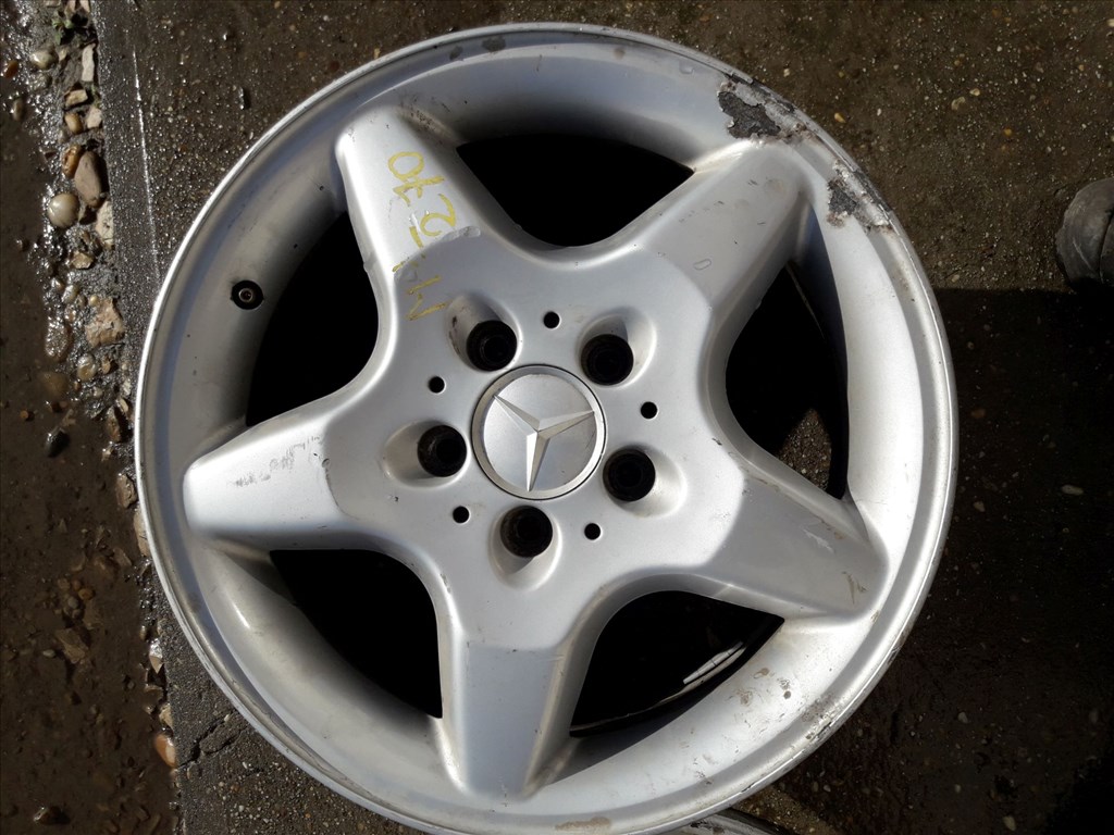 Mercedes ML 270 <p>Gyáriszám:<br> 163 401  0102</p><p>Felni méret: 16"</p><p>Furatszám: 5</p><p>Osztókör: 112.0</p><p>ET szám: ET47</p><p>Állapot: Normál</p><p>Érdeklõdéskor hivatkozzon erre: KIN-40081</p><p>Bármire van szüksége hívjon bizalommal!<br>Kizárólag munkaidõben hétfõtõl - péntekig 8-12 13-16 óráig!<br>Alkatrészek széles választékban!<br>Hivatalos Regisztrált Autobontó Kecel!<br>Vásároljon Megbízható Helyrõl Beszerelési Garanciával Profiktól!</p> 65000 1. kép
