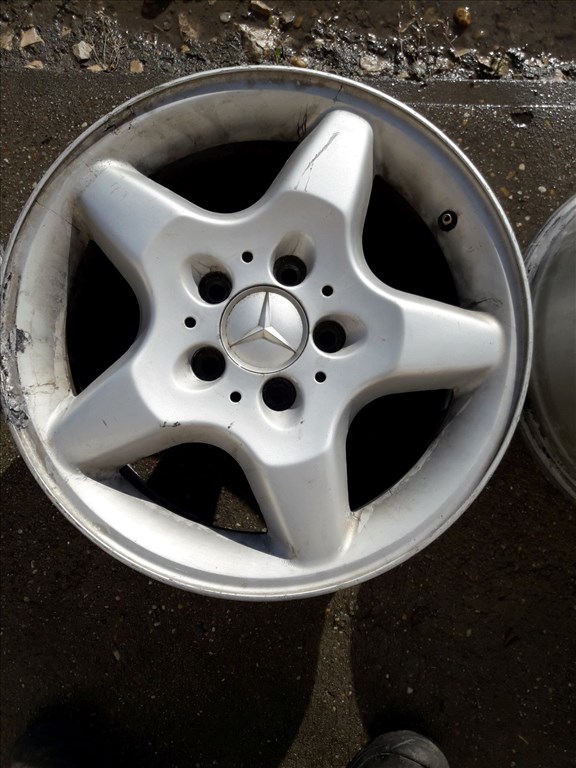 Mercedes ML 270 <p>Gyáriszám:<br> 163 401  0102</p><p>Felni méret: 16"</p><p>Furatszám: 5</p><p>Osztókör: 112.0</p><p>ET szám: ET47</p><p>Állapot: Normál</p><p>Érdeklõdéskor hivatkozzon erre: KIN-40081</p><p>Bármire van szüksége hívjon bizalommal!<br>Kizárólag munkaidõben hétfõtõl - péntekig 8-12 13-16 óráig!<br>Alkatrészek széles választékban!<br>Hivatalos Regisztrált Autobontó Kecel!<br>Vásároljon Megbízható Helyrõl Beszerelési Garanciával Profiktól!</p> 65000 3. kép