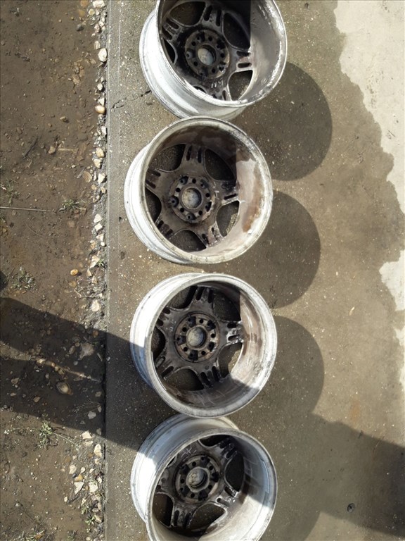 Mercedes ML 270 <p>Gyáriszám:<br> 163 401  0102</p><p>Felni méret: 16"</p><p>Furatszám: 5</p><p>Osztókör: 112.0</p><p>ET szám: ET47</p><p>Állapot: Normál</p><p>Érdeklõdéskor hivatkozzon erre: KIN-40081</p><p>Bármire van szüksége hívjon bizalommal!<br>Kizárólag munkaidõben hétfõtõl - péntekig 8-12 13-16 óráig!<br>Alkatrészek széles választékban!<br>Hivatalos Regisztrált Autobontó Kecel!<br>Vásároljon Megbízható Helyrõl Beszerelési Garanciával Profiktól!</p> 65000 5. kép