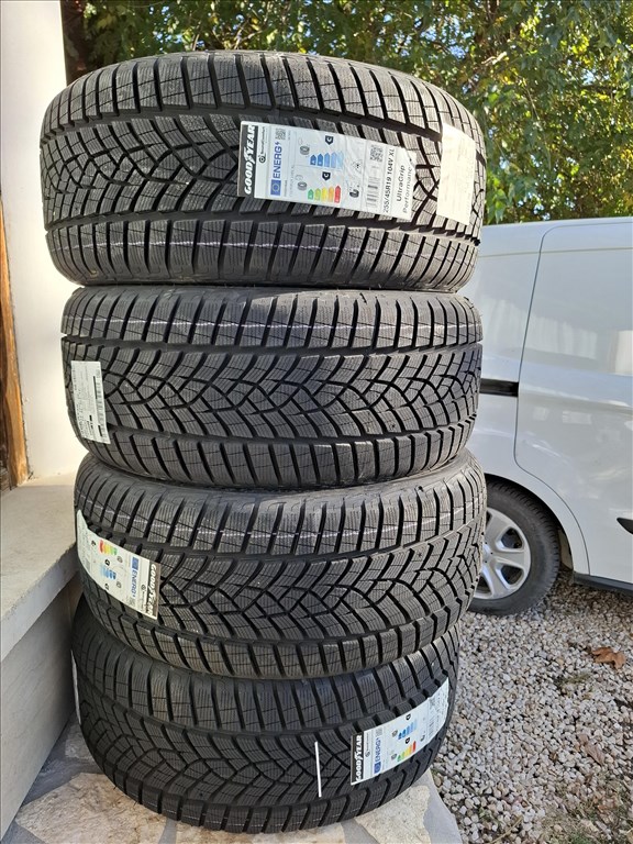 Új 255/4519" 104V Goodyear UltraGrip Performance+ T0 SCT  2. kép