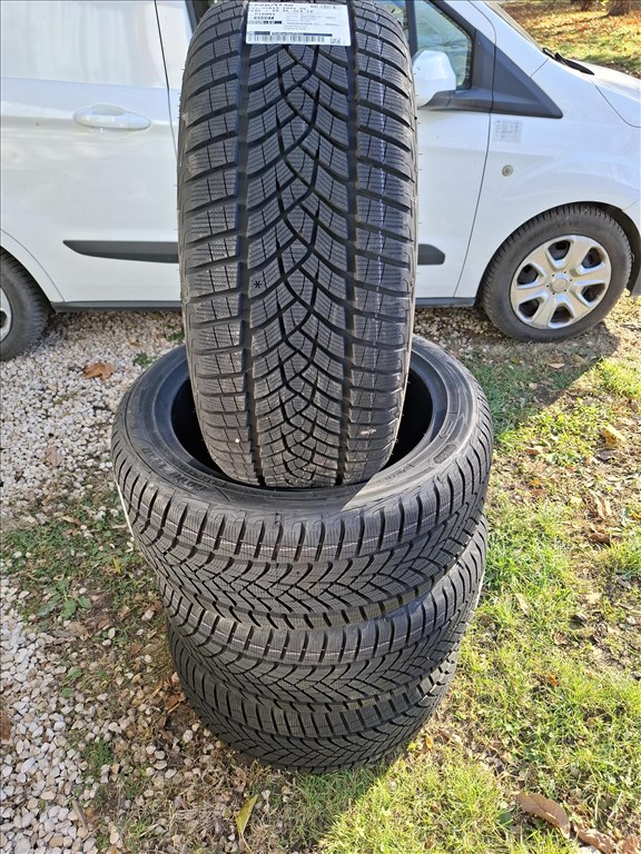 Új 255/4519" 104V Goodyear UltraGrip Performance+ T0 SCT  3. kép