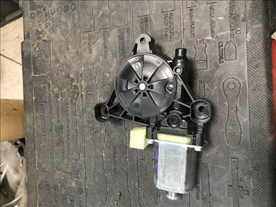 Skoda Octavia III jobb első ablakemelő motor 