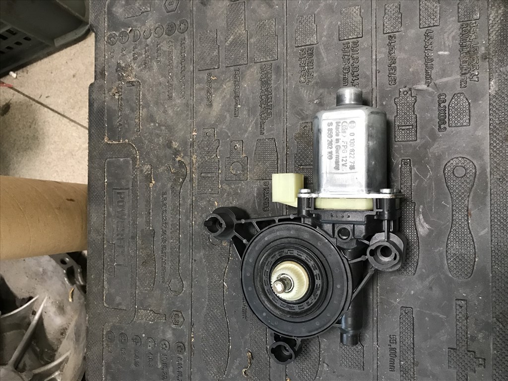 Skoda Octavia III jobb első ablakemelő motor  2. kép