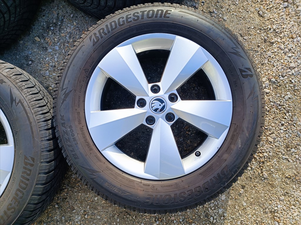 17" Gyári  Skoda Kodiaq alufelni, rajta 215/65 R17  Bridgestone téli gumikkal  3. kép