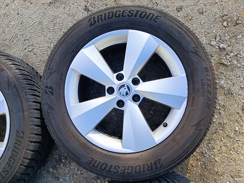 17" Gyári  Skoda Kodiaq alufelni, rajta 215/65 R17  Bridgestone téli gumikkal  5. kép