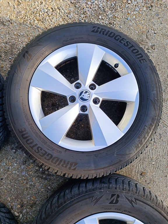 17" Gyári  Skoda Kodiaq alufelni, rajta 215/65 R17  Bridgestone téli gumikkal  6. kép