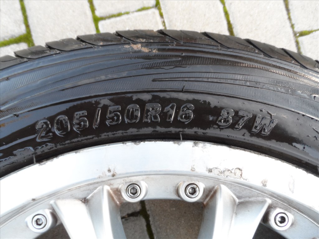  4x108 lyukosztású 16" használt Aez alufelni, rajta 205/50 használt Comforser nyári gumi gumi  4. kép