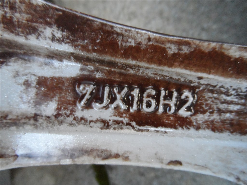  4x108 lyukosztású 16" használt Aez alufelni, rajta 205/50 használt Comforser nyári gumi gumi  6. kép