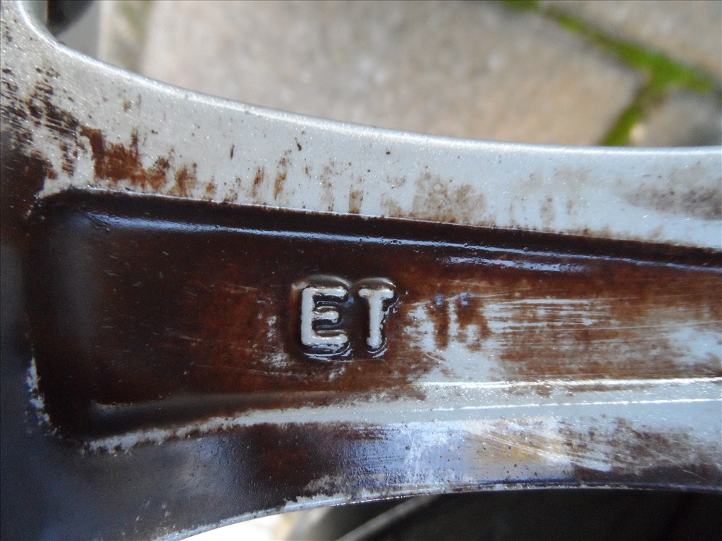  4x108 lyukosztású 16" használt Aez alufelni, rajta 205/50 használt Comforser nyári gumi gumi  7. kép