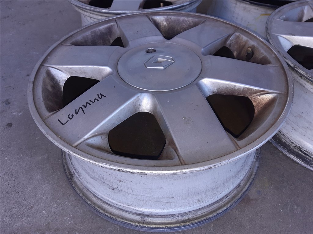 Renault Laguna I <p>Felni méret: 16"</p><p>Felni szélesség: 6.5</p><p>Furatszám: 4</p><p>Osztókör: 100.0</p><p>ET szám: 4CH50</p><p>Agy Átmérõ: 61.0</p><p>Állapot: Normál</p><p>Érdeklõdéskor hivatkozzon erre: KIN-40139</p><p>Bármire van szüksége hívjon bizalommal!<br>Kizárólag munkaidõben hétfõtõl - péntekig 8-12 13-16 óráig!<br>Alkatrészek széles választékban!<br>Hivatalos Regisztrált Autobontó Kecel!<br>Vásároljon Megbízható Helyrõl Beszerelési Garanciával Profiktól!</p> 55000 2. kép