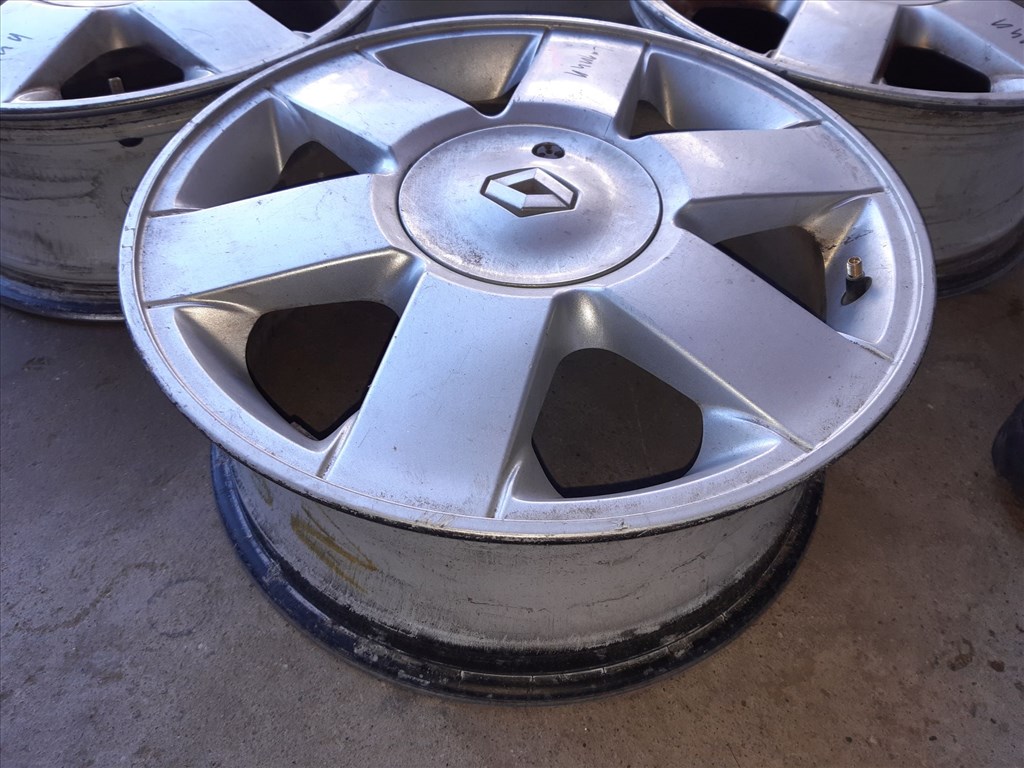 Renault Laguna I <p>Felni méret: 16"</p><p>Felni szélesség: 6.5</p><p>Furatszám: 4</p><p>Osztókör: 100.0</p><p>ET szám: 4CH50</p><p>Agy Átmérõ: 61.0</p><p>Állapot: Normál</p><p>Érdeklõdéskor hivatkozzon erre: KIN-40139</p><p>Bármire van szüksége hívjon bizalommal!<br>Kizárólag munkaidõben hétfõtõl - péntekig 8-12 13-16 óráig!<br>Alkatrészek széles választékban!<br>Hivatalos Regisztrált Autobontó Kecel!<br>Vásároljon Megbízható Helyrõl Beszerelési Garanciával Profiktól!</p> 55000 4. kép