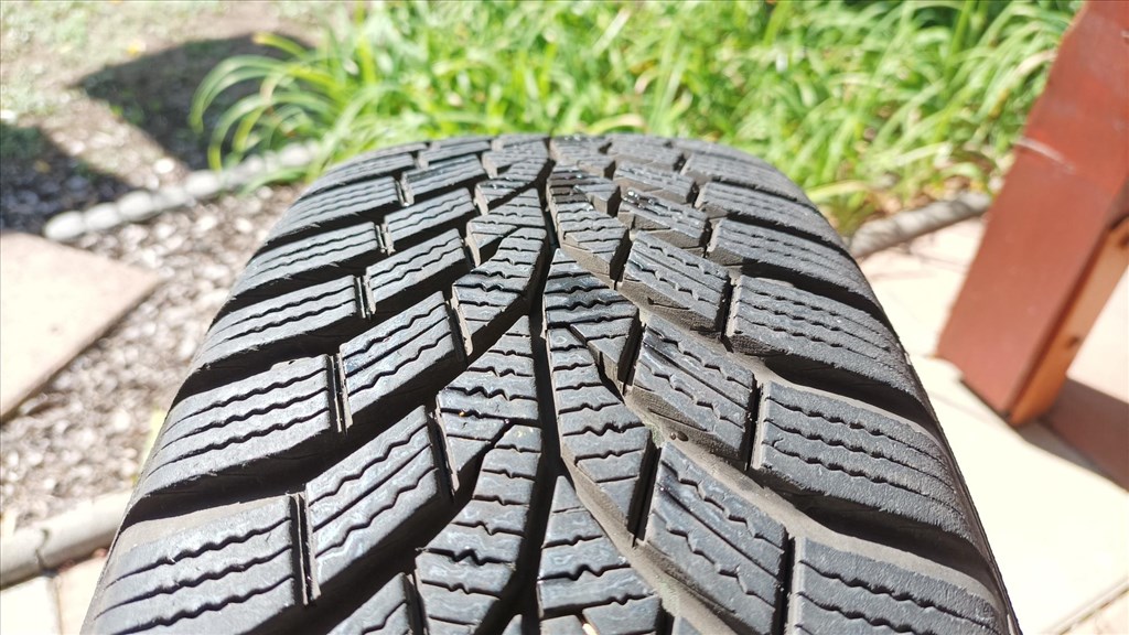  5x114.3 lyukosztású 15" használt lemezfelni, rajta 185/65 használt Continental téli gumi gumi  3. kép