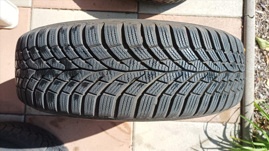  5x114.3 lyukosztású 15" használt lemezfelni, rajta 185/65 használt Continental téli gumi gumi  4. kép