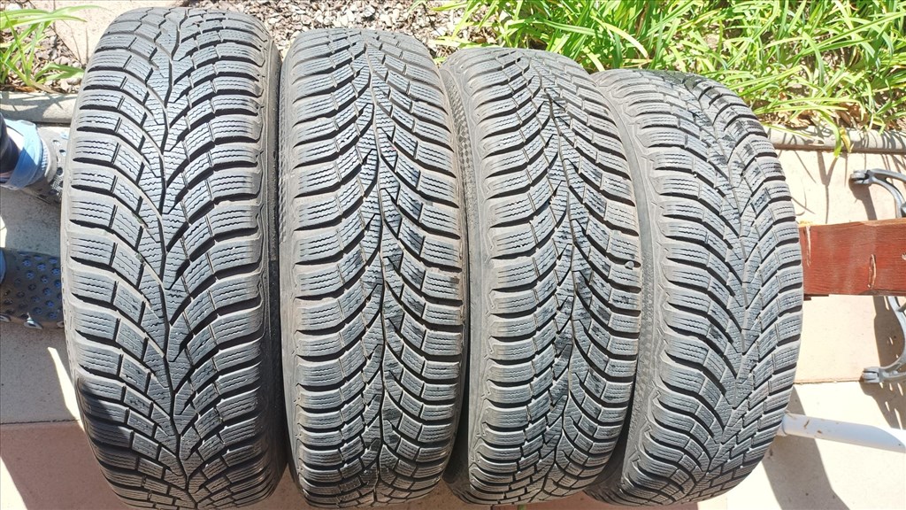  5x114.3 lyukosztású 15" használt lemezfelni, rajta 185/65 használt Continental téli gumi gumi  5. kép