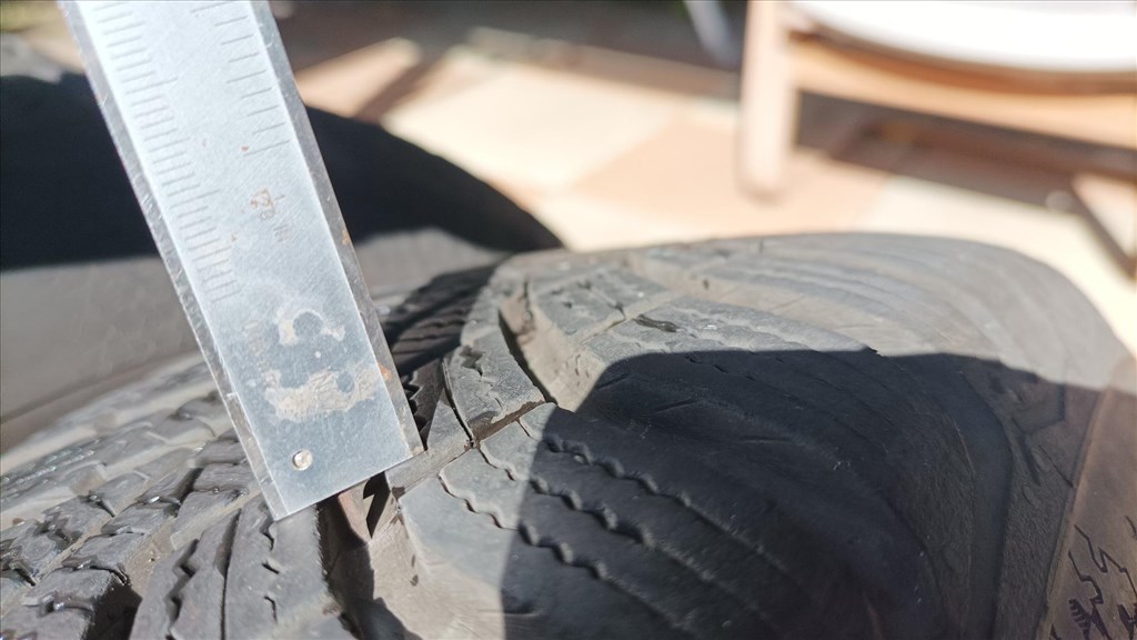  5x114.3 lyukosztású 15" használt lemezfelni, rajta 185/65 használt Continental téli gumi gumi  6. kép