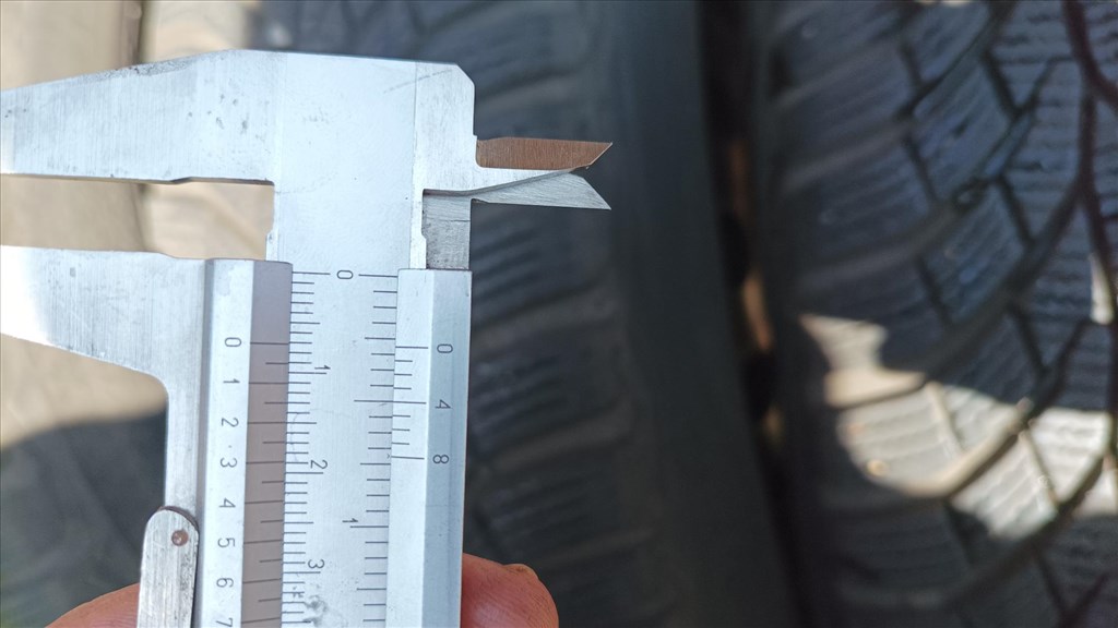  5x114.3 lyukosztású 15" használt lemezfelni, rajta 185/65 használt Continental téli gumi gumi  7. kép