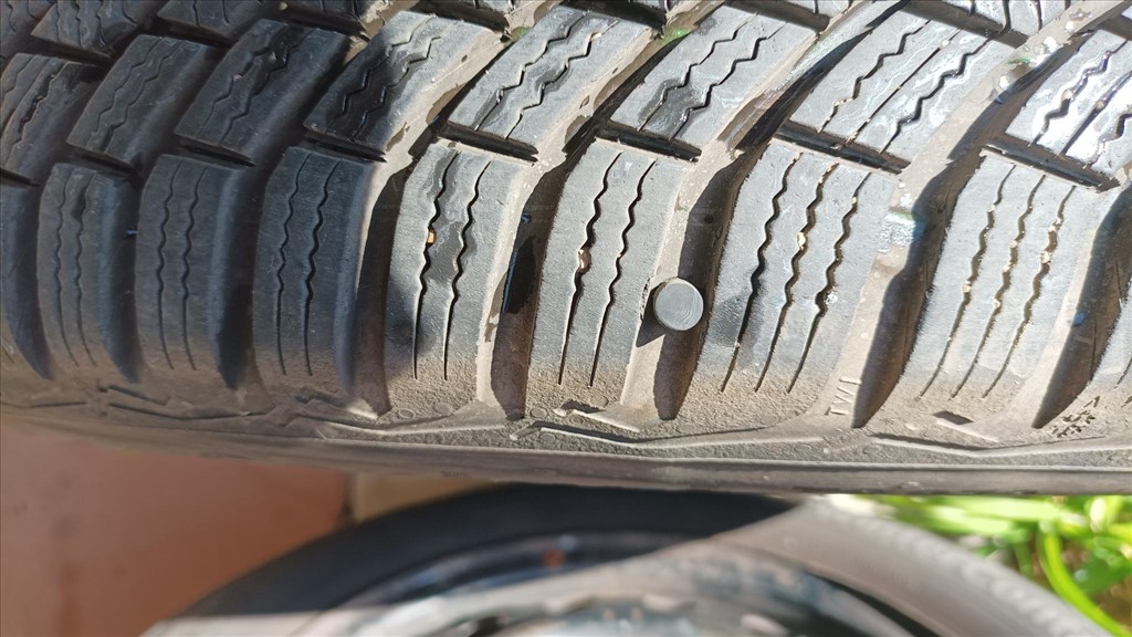  5x114.3 lyukosztású 15" használt lemezfelni, rajta 185/65 használt Continental téli gumi gumi  8. kép