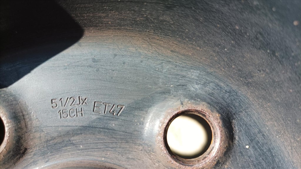  5x114.3 lyukosztású 15" használt lemezfelni, rajta 185/65 használt Continental téli gumi gumi  9. kép