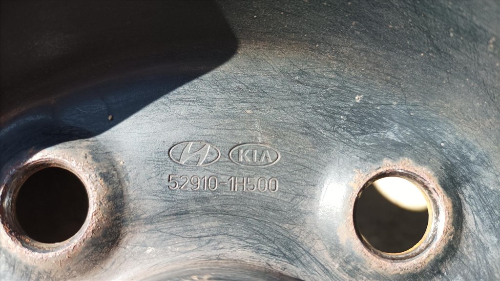  5x114.3 lyukosztású 15" használt lemezfelni, rajta 185/65 használt Continental téli gumi gumi  10. kép