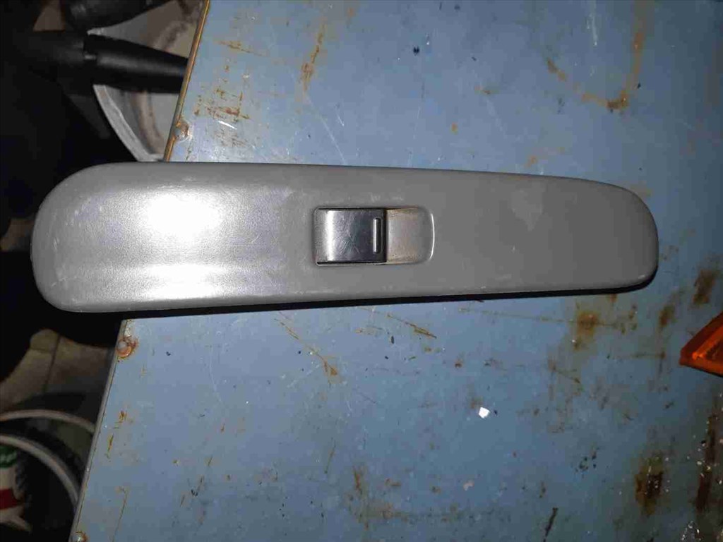 Suzuki Swift II 96-03 Jobb Elsõ Ablakemelõ Kapcsoló 1. kép