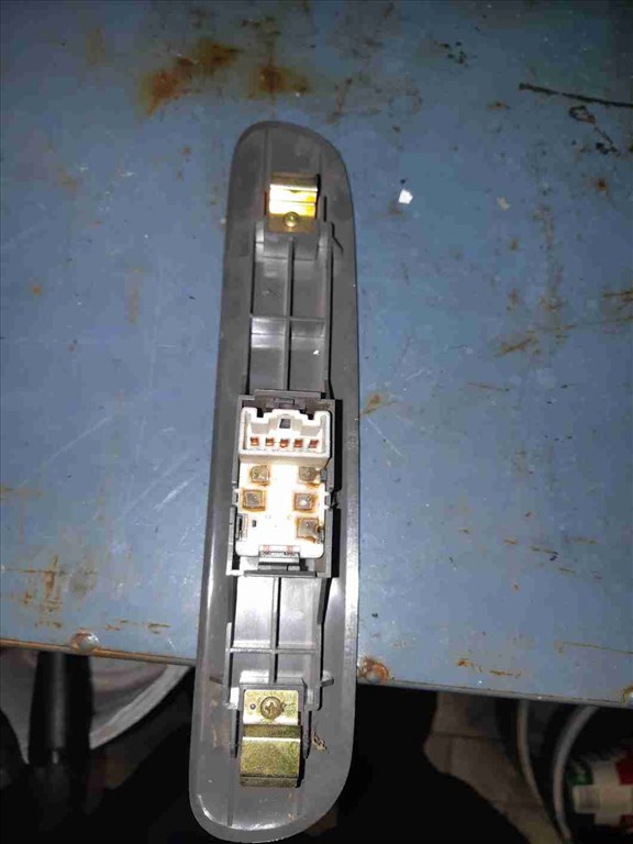 Suzuki Swift II 96-03 Jobb Elsõ Ablakemelõ Kapcsoló 2. kép