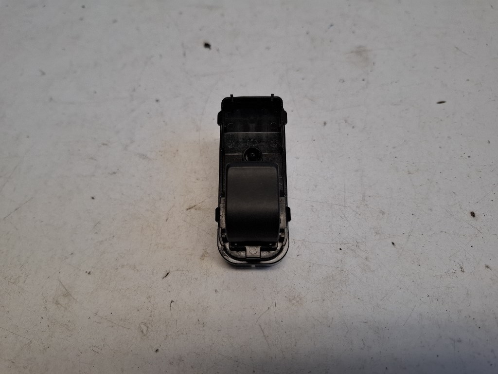 Mazda CX-3 jobb hátsó ablakemelõ kapcsoló 1. kép