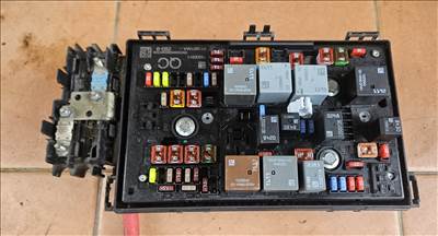 Opel Astra J 1.6 Turbo Biztosítéktábla motortér QC 13302311