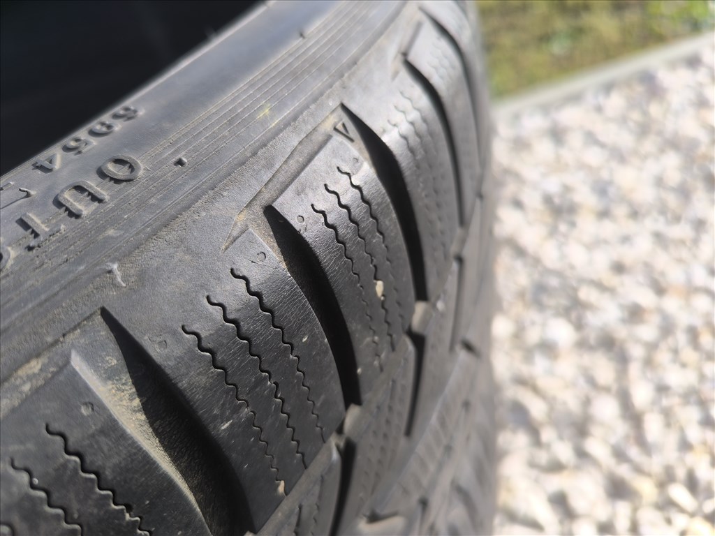  225/40R18" Toyo  téli gumi eladó 2db. 8. kép