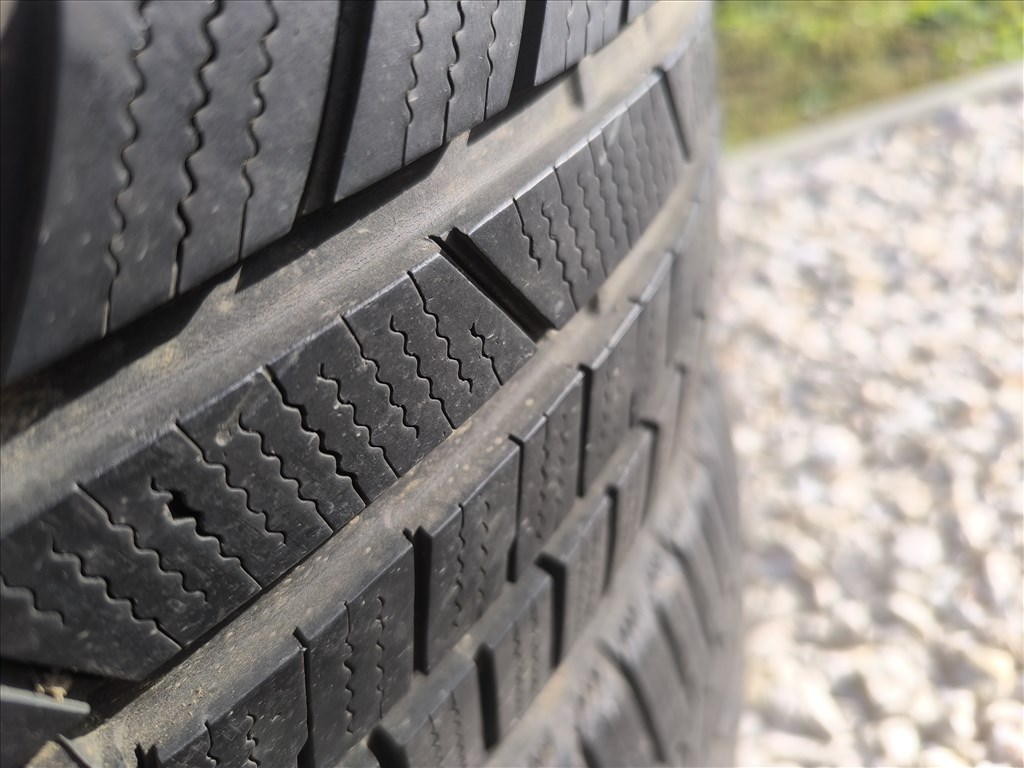  225/40R18" Toyo  téli gumi eladó 2db. 9. kép