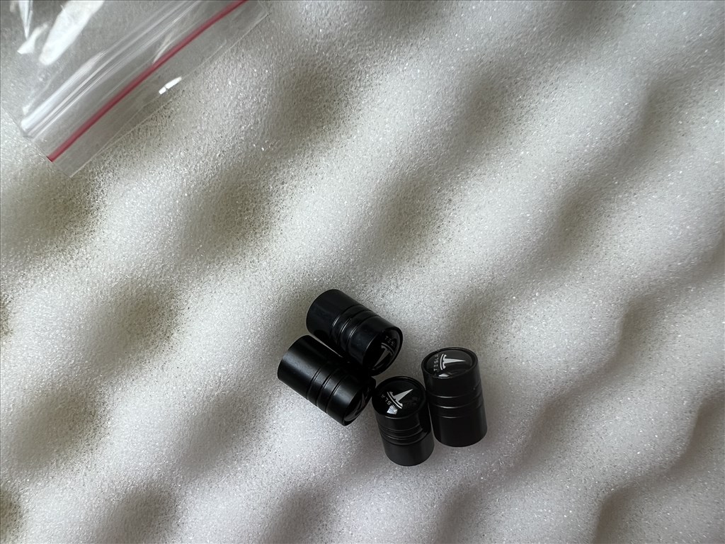 Tesla szelepsapka fekete színű Tesla felni szelep sapka 4db 1000Ft piros színű Tesla szelepsapka 1. kép