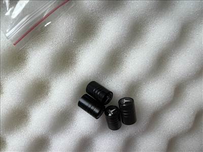 Tesla szelepsapka fekete színű Tesla felni szelep sapka 4db 1000Ft piros színű Tesla szelepsapka