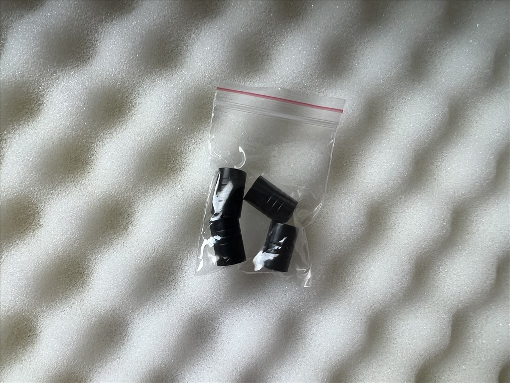 Tesla szelepsapka fekete színű Tesla felni szelep sapka 4db 1000Ft piros színű Tesla szelepsapka 2. kép