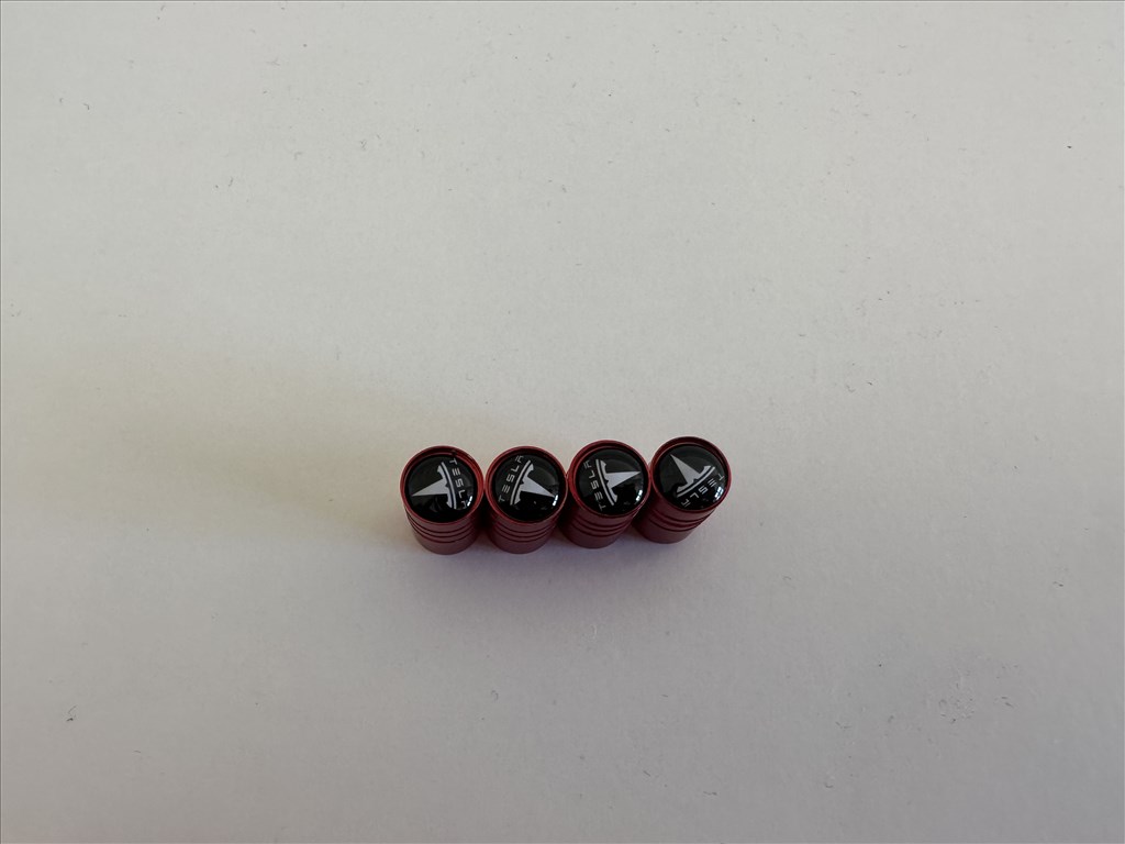 Tesla szelepsapka fekete színű Tesla felni szelep sapka 4db 1000Ft piros színű Tesla szelepsapka 4. kép