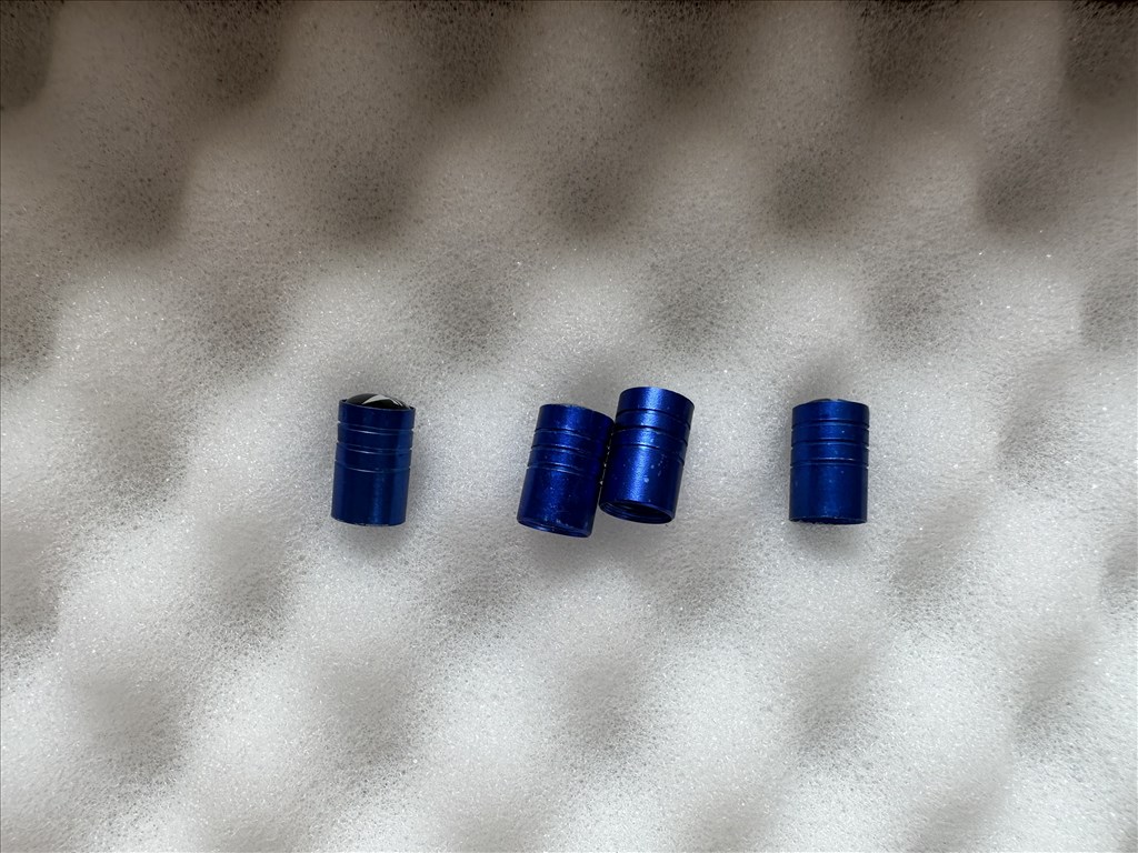 Tesla szelepsapka fekete színű Tesla felni szelep sapka 4db 1000Ft piros színű Tesla szelepsapka 9. kép