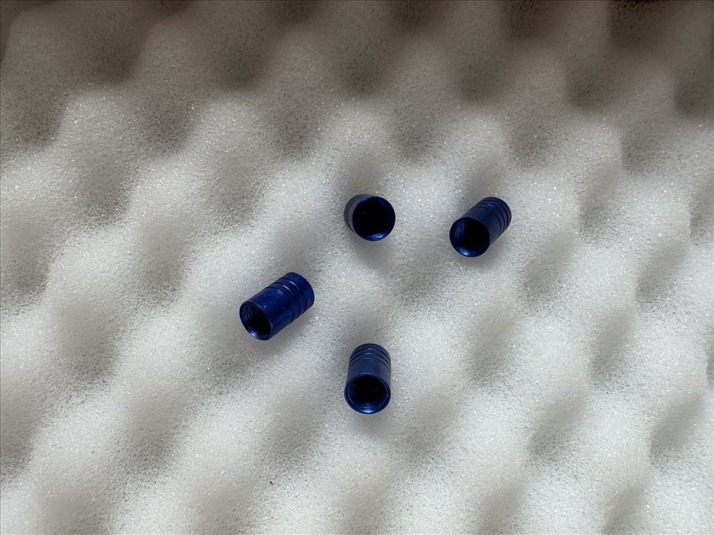 Tesla szelepsapka fekete színű Tesla felni szelep sapka 4db 1000Ft piros színű Tesla szelepsapka 10. kép