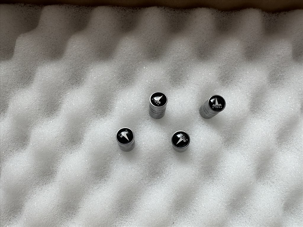 Tesla szelepsapka fekete színű Tesla felni szelep sapka 4db 1000Ft piros színű Tesla szelepsapka 11. kép