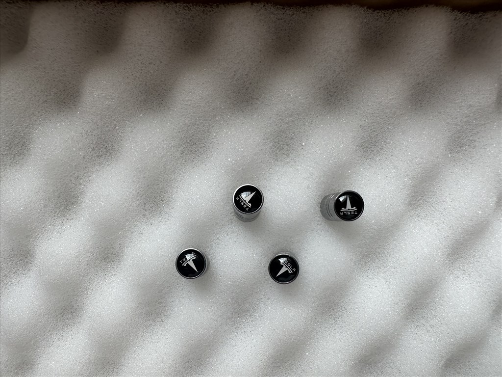 Tesla szelepsapka fekete színű Tesla felni szelep sapka 4db 1000Ft piros színű Tesla szelepsapka 12. kép