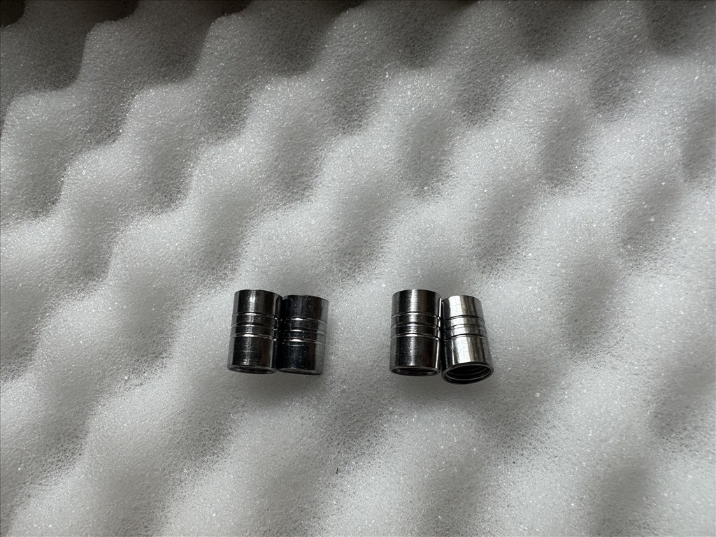 Tesla szelepsapka fekete színű Tesla felni szelep sapka 4db 1000Ft piros színű Tesla szelepsapka 13. kép