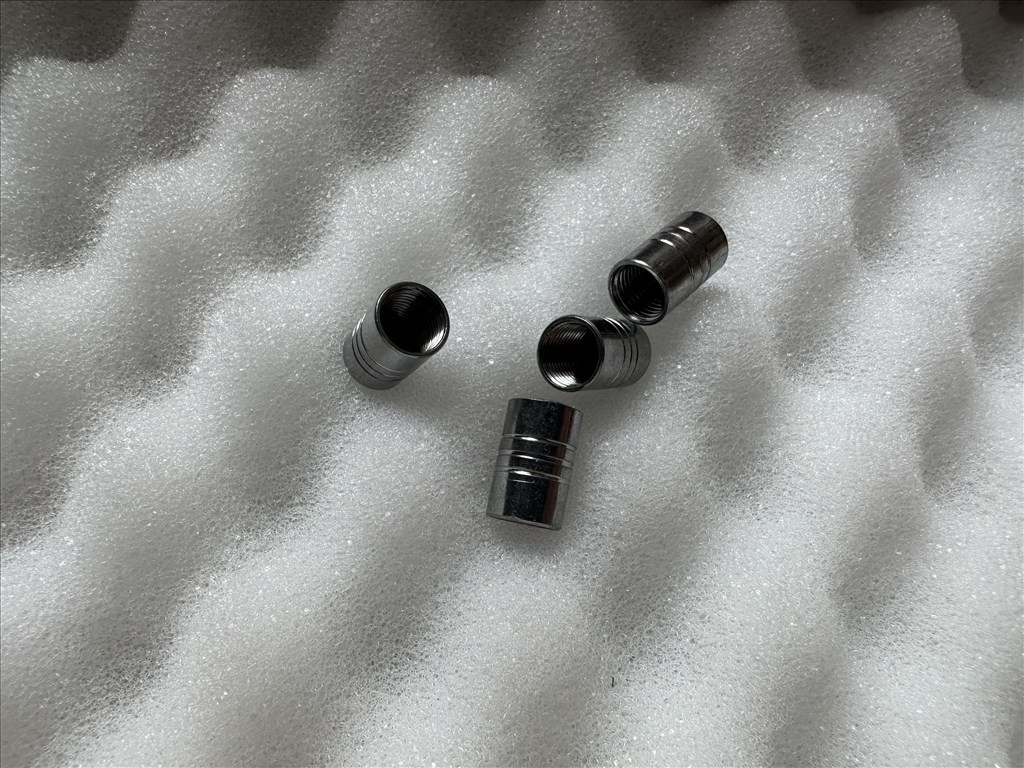 Tesla szelepsapka fekete színű Tesla felni szelep sapka 4db 1000Ft piros színű Tesla szelepsapka 14. kép