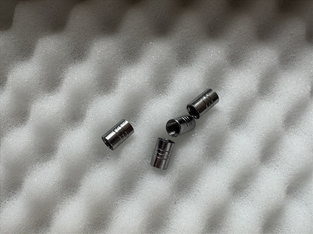 Tesla szelepsapka fekete színű Tesla felni szelep sapka 4db 1000Ft piros színű Tesla szelepsapka 15. kép