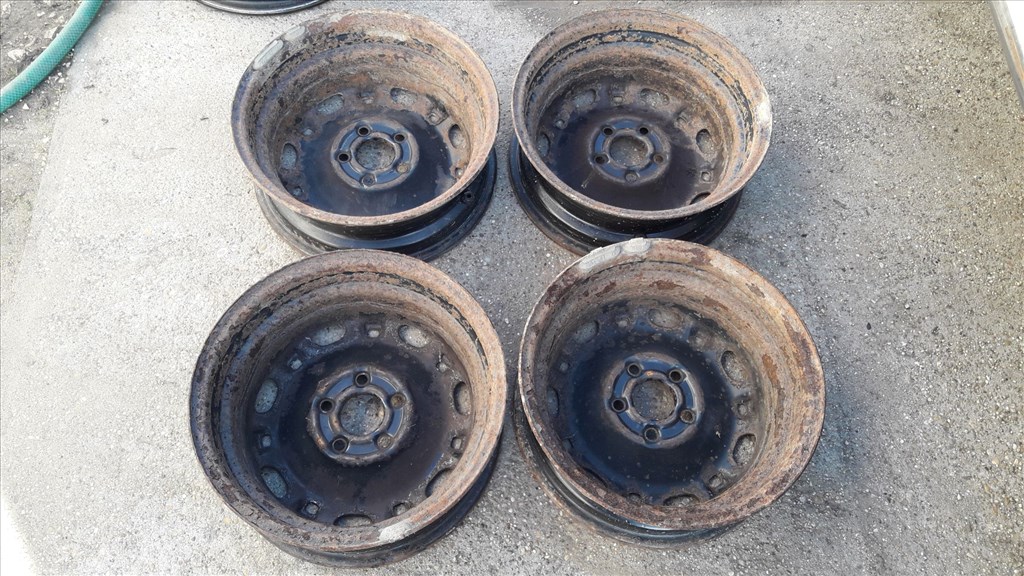 Skoda Roomster <p>Gyáriszám:<br>6Q0 601 027 R</p><p>Felni méret: 14"</p><p>Felni szélesség: 5.0</p><p>Furatszám: 5</p><p>Osztókör: 100.0</p><p>ET szám: ET35</p><p>Agy Átmérõ: 57.1</p><p>Állapot: Normál</p><p>Érdeklõdéskor hivatkozzon erre: KIN-40065</p><p>Bármire van szüksége hívjon bizalommal!<br>Kizárólag munkaidõben hétfõtõl - péntekig 8-12 13-16 óráig!<br>Alkatrészek széles választékban!<br>Hivatalos Regisztrált Autobontó Kecel!<br>Vásároljon Megbízható Helyrõl Beszerelési Garanciával Profiktól!</p> 30000 2. kép