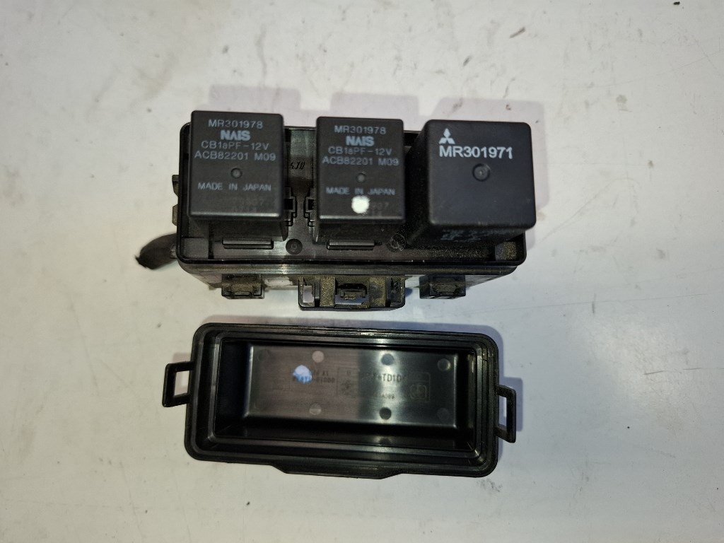 Mitsubishi Outlander  biztosítéktábla motortér 3. kép